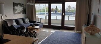 Lovingly renovated apartment with large balcony right on the dyke