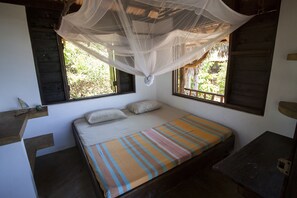 Caja de seguridad en la habitación y ropa de cama 
