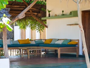 Deluxe Bungalow, Ocean View | In-room safe, bed sheets