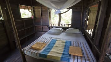 Casa de árbol tradicional, balcón, vista al océano | Caja de seguridad en la habitación y ropa de cama