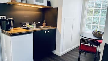 Studio Superior, dapur kecil, pemandangan kebun | Dapur kecil pribadi | Lemari es, microwave, mesin pembuat kopi/teh, dan ketel listrik