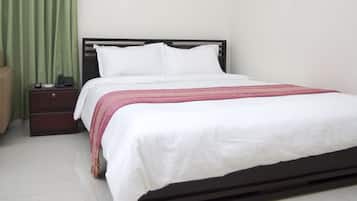 Executive Suite | Minibar, in-room safe, desk, rollaway beds