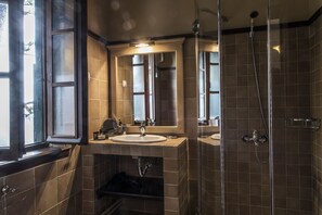 Quarto casal luxo, 1 cama Queen, para não fumantes, vista para a montanha | Banheiro | Chuveiro, produtos de toalete grátis, secador de cabelo 