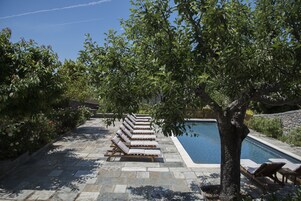 Una piscina al aire libre de temporada