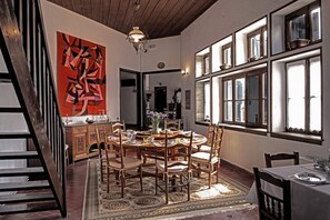 Desayuno con opciones de la cocina local incluido