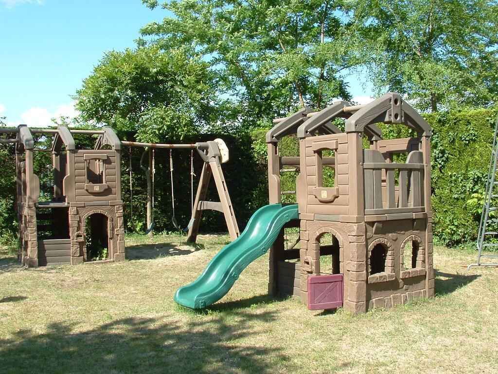 Une aire de jeux avec un toboggan et des structures d’escalade.