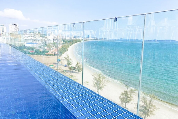 Una piscina al aire libre, sombrillas