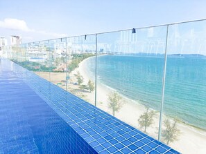 Außenpool, geöffnet von 15:00 Uhr bis 00:00 Uhr, Sonnenschirme