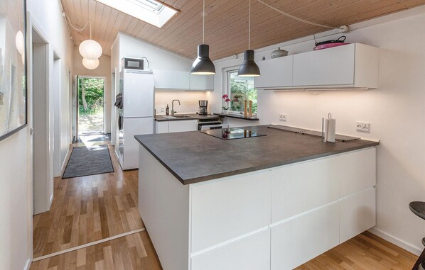 Køleskab, kogeplade, opvaskemaskine, kaffe-/temaskine