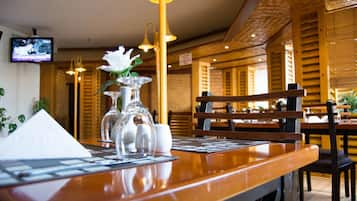 3 restaurants, breakfast, lunch, dinner served; international cuisine