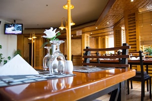 3 restaurants; breakfast, lunch, and dinner served