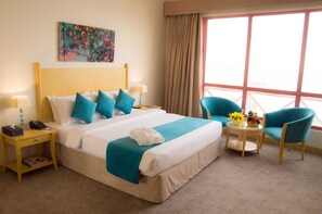 Minibar, in-room safe, desk, iron/ironing board - Palette Luxury Marina View Formerly Happy Days Hotel (Manama)