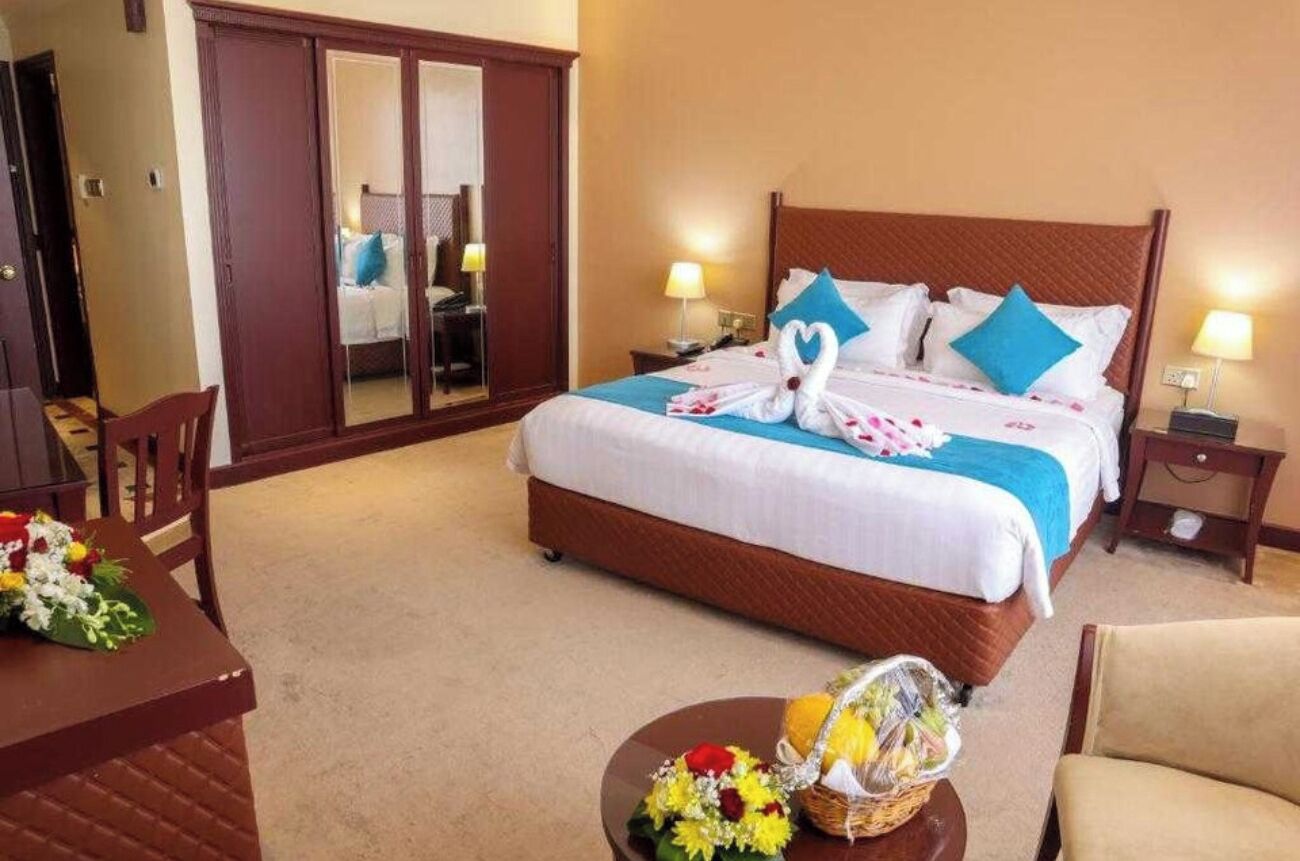 Minibar, in-room safe, desk, iron/ironing board