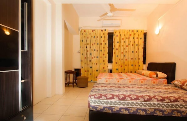 Basic Quadruple Room | Iron/ironing board, free WiFi - Le Village Guest House - Hostel (Kuala Lumpur)