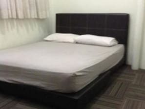 Basic Double Room | Iron/ironing board, free WiFi - Le Village Guest House - Hostel (Kuala Lumpur)