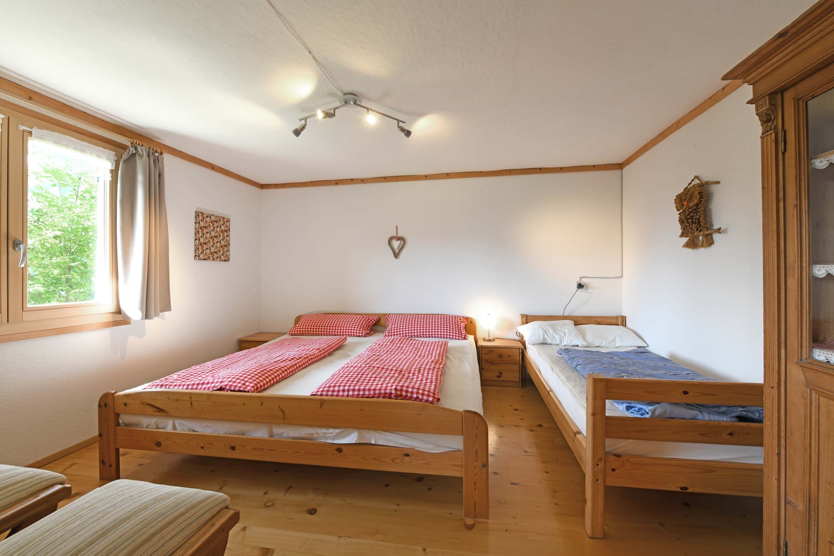 4 bedrooms, travel cot