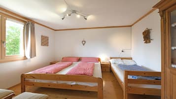 4 Schlafzimmer, Reisekinderbett
