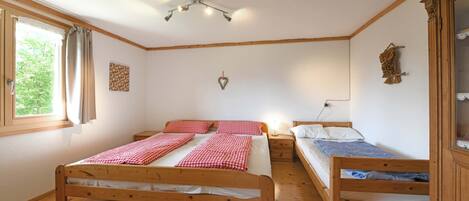 4 bedrooms, travel cot