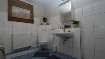 Badewanne, Haartrockner, Handtücher, Seife