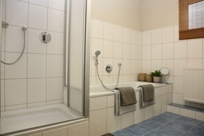 Badewanne, Haartrockner, Handtücher, Seife