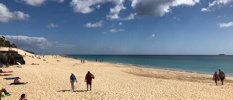 In Strandnähe, Liegestühle, Strandtücher