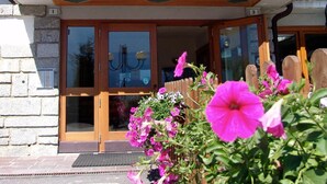 A hotel entrance with a sign reading "HOTEL SPLENDOR". - Hotel Splendor (Dimaro Folgarida)