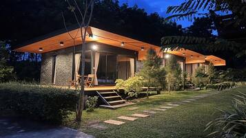 Deluxe Bungalow | Desk, blackout curtains, free WiFi