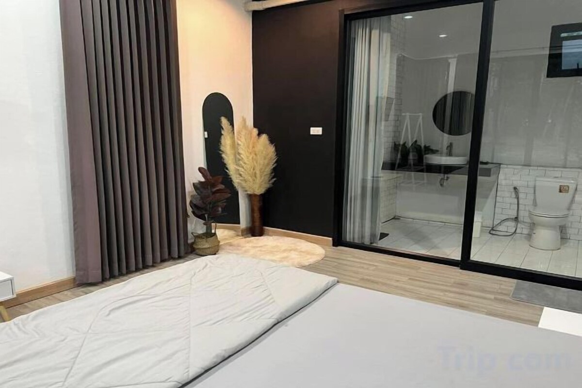 Desk, blackout curtains, free WiFi
