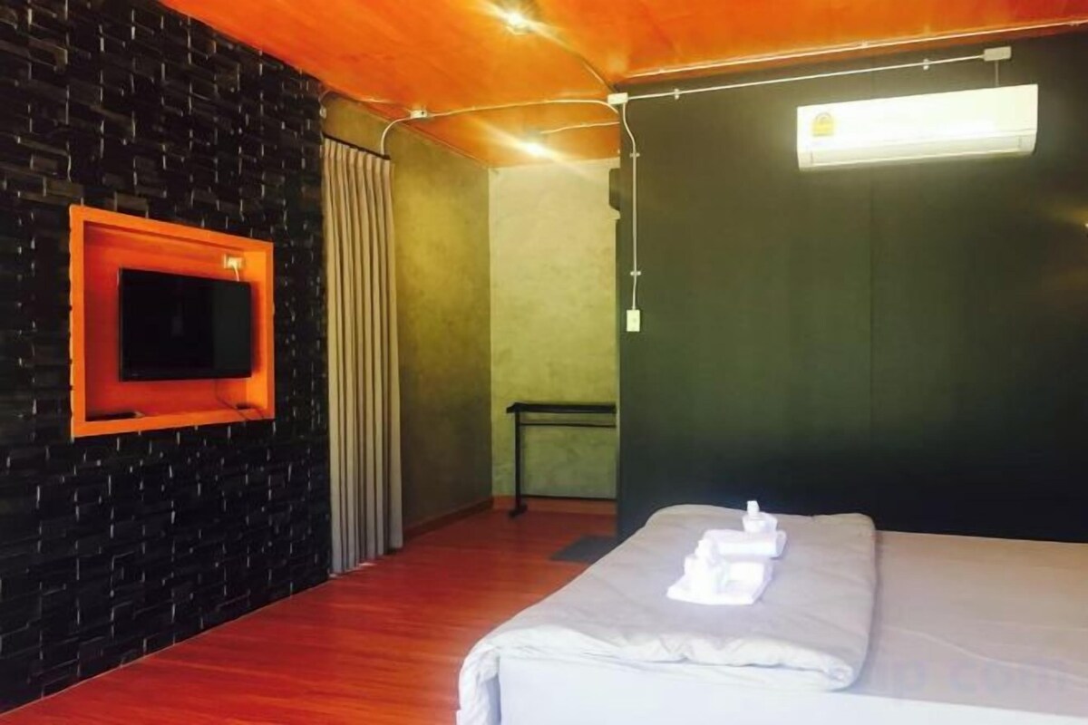Desk, blackout curtains, free WiFi