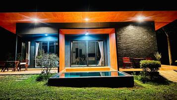 Biệt thự Tiêu chuẩn | 1 phòng ngủ, bàn, màn/rèm cản sáng