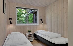 12 bedrooms, travel cot, free WiFi - Cozy home in Frederiksværk with sauna (Frederiksværk)