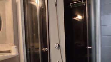 Een douche, gratis toiletartikelen, een haardroger, handdoeken