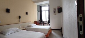 Twin kamer | Een bureau, gratis wifi