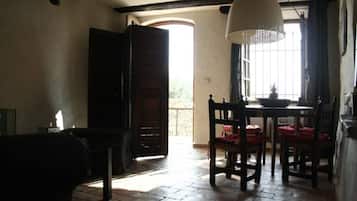 Suite romántica, 1 cama Queen size y sofá cama | Área de sala de estar | Televisión de pantalla plana y películas con cargo