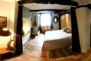 Romantic Suite, 1 Queen Bed with Sofa bed | 1 bedroom, premium bedding, free minibar, in-room safe - La Maison Aux Bonsaïs (Saint-Paul-de-Vence)