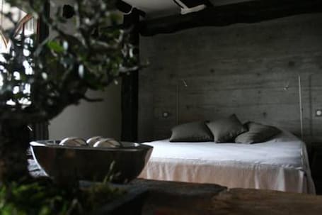 Romantic Suite, 1 Queen Bed with Sofa bed | 1 bedroom, premium bedding, free minibar, in-room safe. La Maison Aux Bonsaïs