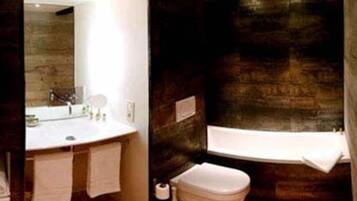 Romantic Suite, 1 Queen Bed with Sofa bed | Bathroom | Free toiletries, hair dryer, slippers, towels