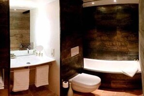 A bathroom with a white sink, mirror, and bathtub. - La Maison Aux Bonsaïs (Saint-Paul-de-Vence)