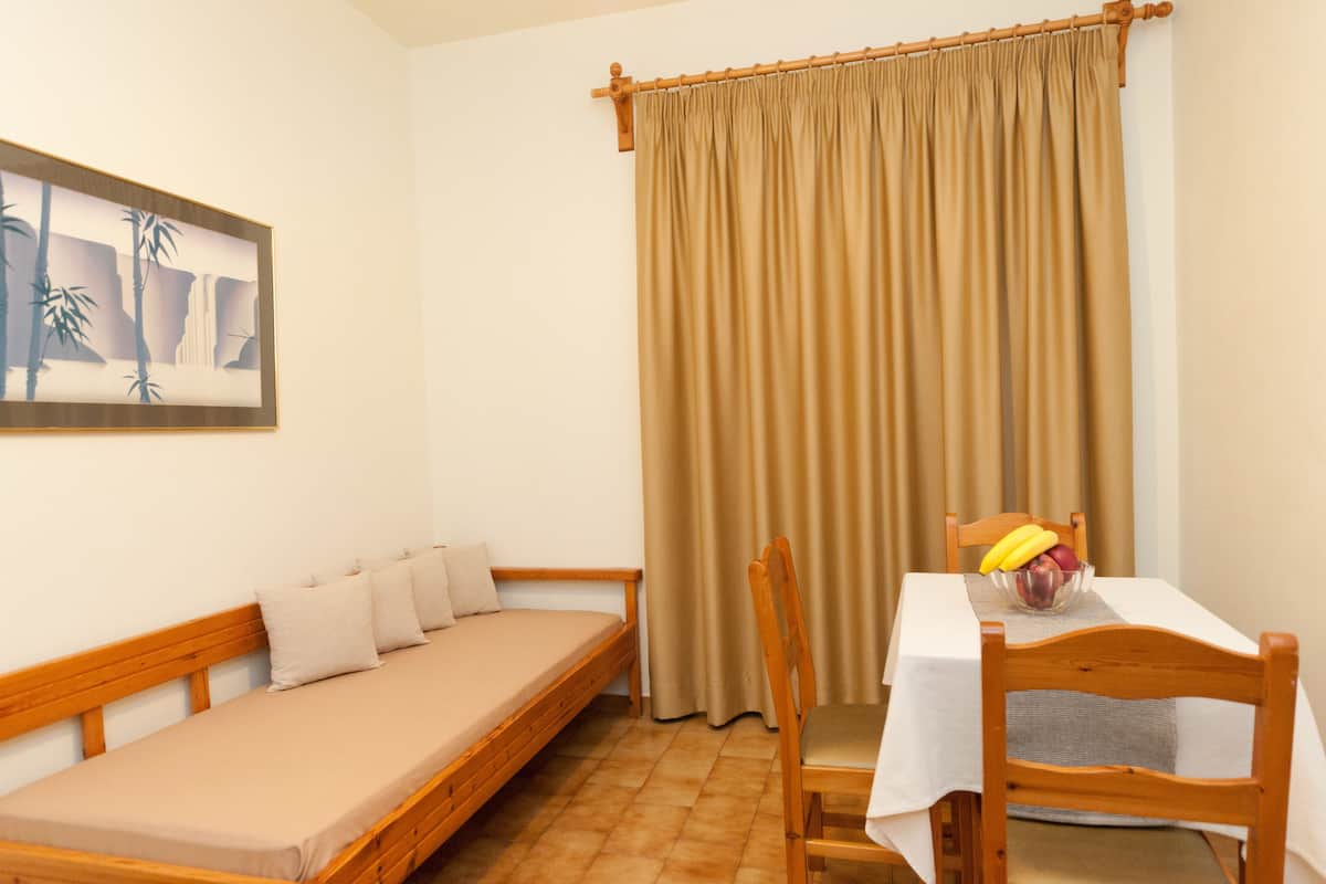 Classic Studio, Lanai, Garden View | Living area | 29-inch flat-screen TV with satellite channels, TV