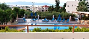 Outdoor pool, sun loungers - Varouxakis Hotel (Platanias)