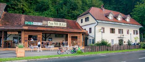 Un pub con terraza y una bicicleta estacionada afuera.