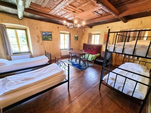 ห้องแฟมิลี่สำหรับสี่ท่าน, 6 ห้องนอน | เตารีด/โต๊ะรีดผ้า, Wi-Fi ฟรี, ผ้าปูที่นอน