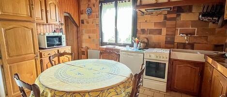 ثلاجة، ميكروويف، فرن، غسالة أطباق