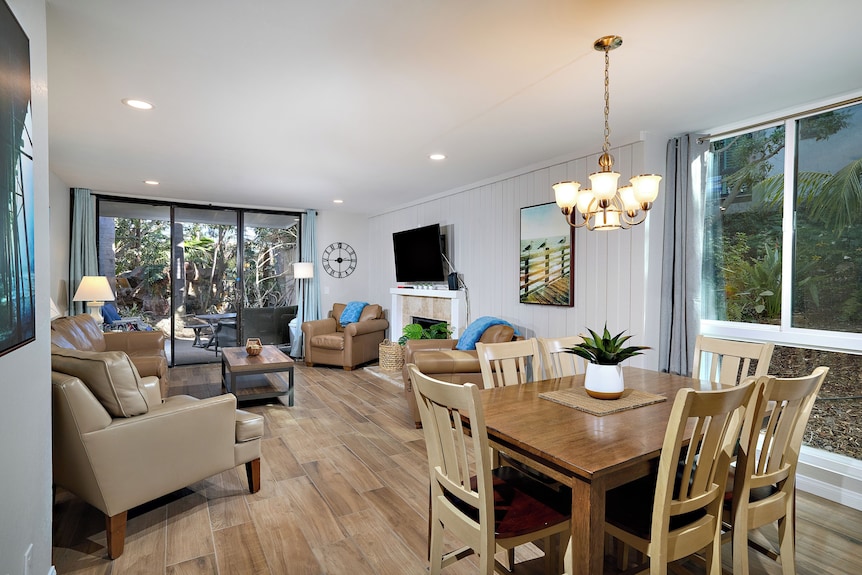 Beautiful Updated Beach Cottage With Walk-out Patio & Yard! - Oceanside, Californie