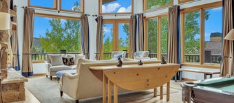 Huge Ski-in/Ski-out Condo! Private ski access, Pool Table, HDTV, this place has it all!
