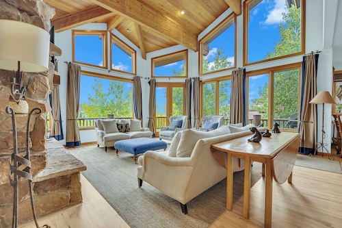 Suuri ski-in / ski-out huoneisto. Vuodepaikkoja 22. Suuri kokoontumisiin!