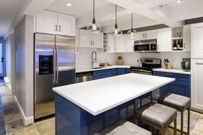 Réfrigérateur, micro-ondes, lave-vaisselle, cafetière/bouilloire