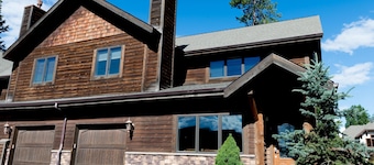 Summer Escape or Winter Wonderland. Private Hottub, 1 mi from downtown Whitefish
