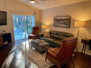 Smart-TV, DVD-Player, Tischfußball, Bücher