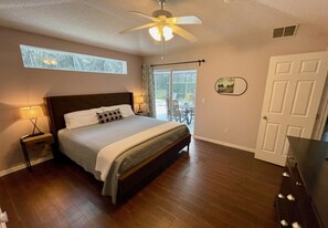 4 Schlafzimmer, Schreibtisch, Bügeleisen/Bügelbrett, Reisekinderbett